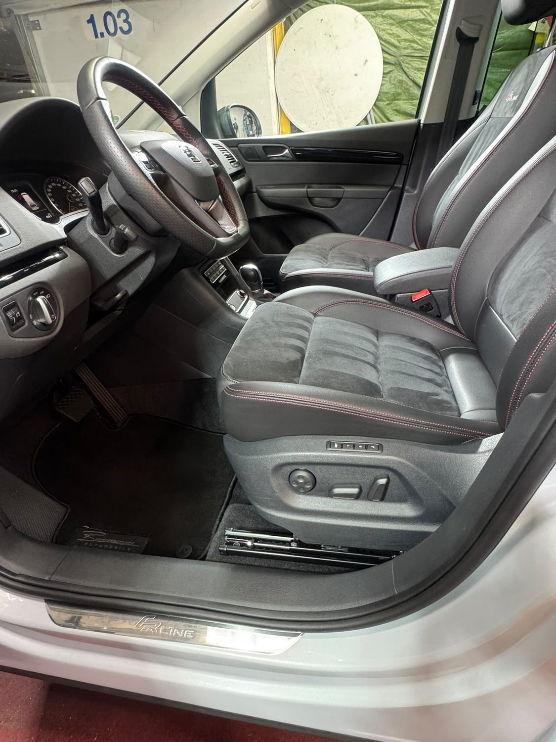 Fahrersitz und Cockpit
