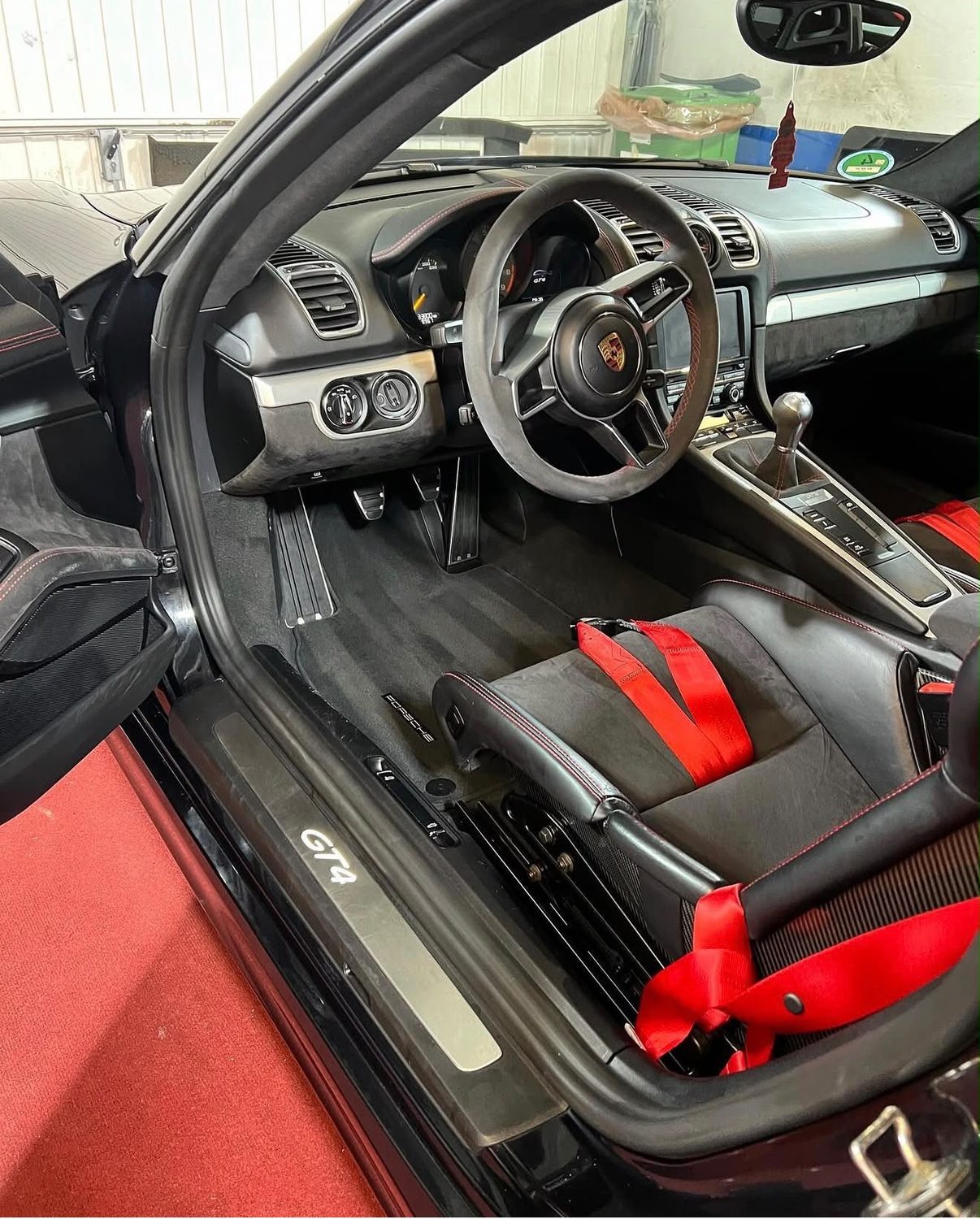 Detailpflege im Cockpit